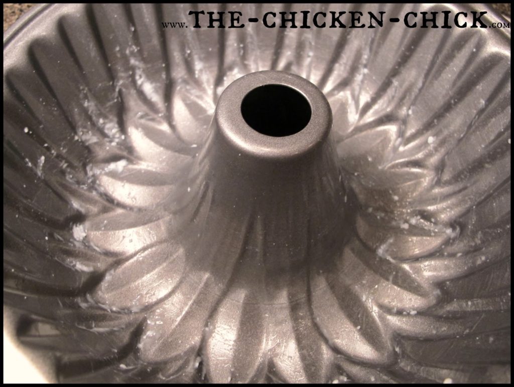 Lors d'une mue, les poulets perdent leurs plumes et en font pousser de nouvelles, ce qui exige beaucoup de leurs réserves d'énergie et de nutriments. Les plumes étant composées de 85 % de protéines, compléter l'alimentation des poulets avec des protéines supplémentaires peut les aider à traverser ce processus. Cette recette de gâteau de luzerne riche en protéines est un moyen fantastique de fournir aux poulets en mue une variété de sources de protéines en une seule friandise tout en les gardant divertis et actifs. 
